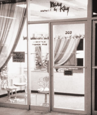 Grožis Mary Kay atsidaro penktadienį, rugsėjo 13, 1963, 500-kvadratinių pėdų parduotuvę Dalase, Teksaso valstijoje.
