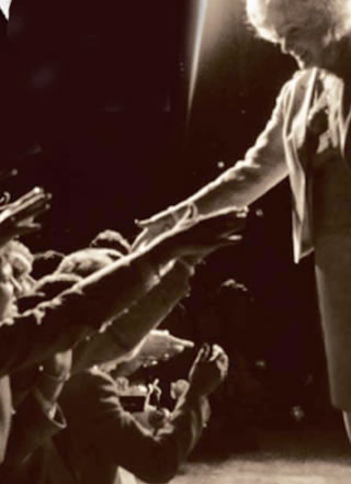 1983: Mary Kay švenčia 20 metus, o bendrovės didmeninės prekybos pardavimai viršija $ 300 milijonų eurų (JAV dolerių).